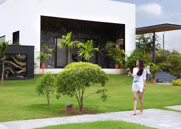 Le Bon Horizon: Hillside Elegance with Pool and Gazebo near Sula Villa Nashik